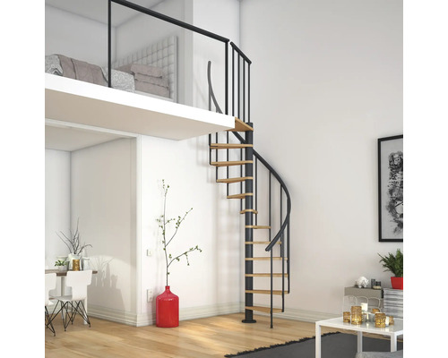 Interiér so špirálovým schodiskom z ocele a dreva vedúcim do vyvýšeného priestoru na spanie