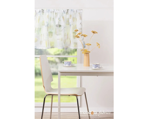 Dekoratívne kuchynské okno s tlačenou krátkou záclonou, stôl s kvetmi a šálky na čaj