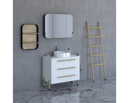 Kúpeľňa s umývadlom, zrkadlovou skrinkou, drevenou policou a rebríkom