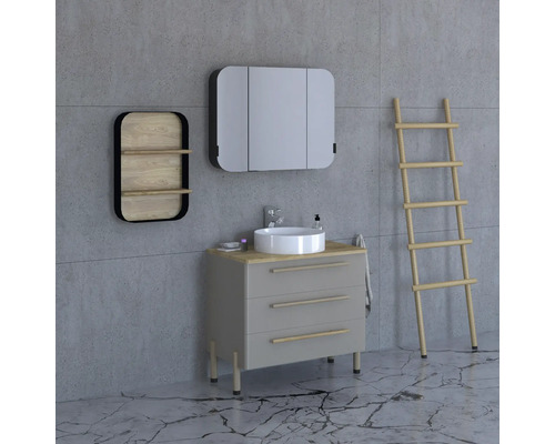 Kúpeľňa s umývadlovou skrinkou, zrkadlovou skrinkou, regálom a rebríkom na uteráky