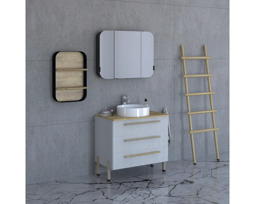 Kúpeľňa s umývadlovou skrinkou, zrkadlovou skrinkou, regálom a rebríkom