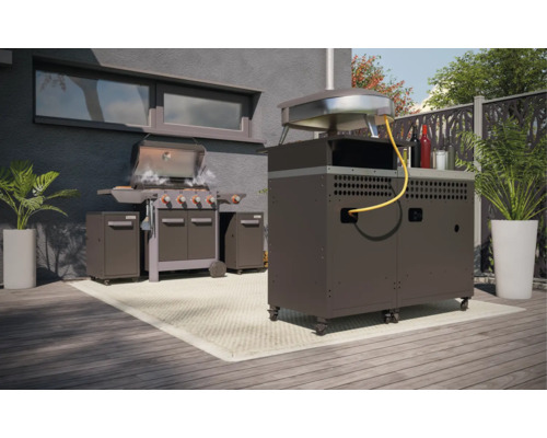 Vonkajší priestor s plynovým grilom, pecou na pizzu a kvetináčmi na terase