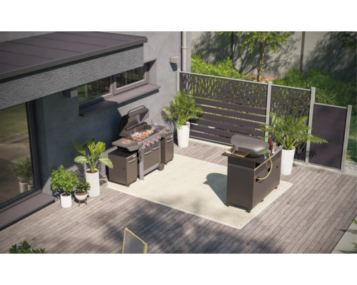 Vonkajší priestor s grilom, pecou na pizzu a zástenou na drevenej terase