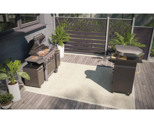 Vonkajší priestor s grilom, pecou na pizzu a ozdobnou zástennou na ochranu súkromia