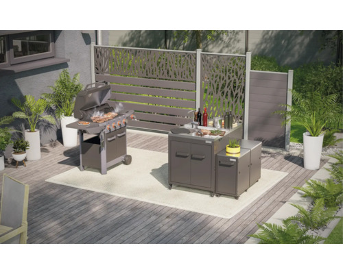 Vonkajší priestor s grilom, vonkajšou kuchyňou a zástennými prvkami na terase