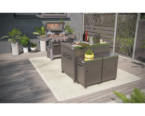 Vonkajší priestor s grilovacou kuchyňou vrátane grilu, drezu, pracovných plôch a skríň na terase