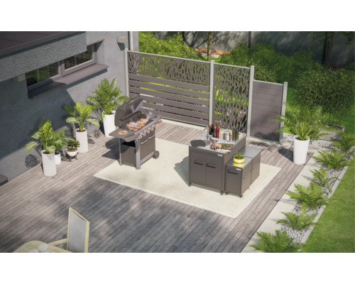 Scéna s grilom, vonkajšou kuchyňou a zástenou na terase.