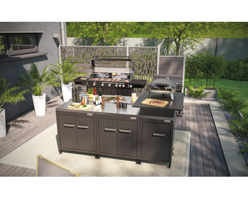 Vonkajšia kuchyňa s grilom, pecou na pizzu a pracovnou doskou na terase.