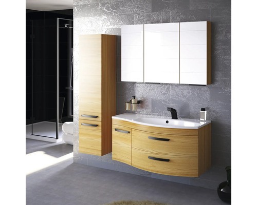 Kúpeľňa s umývadlovou skrinkou, zrkadlovou skrinkou a vysokou skrinkou v modernom dizajne