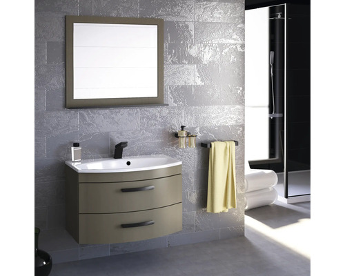 Moderná kúpeľňa s umývadlovou skrinkou, zrkadlom a sprchou