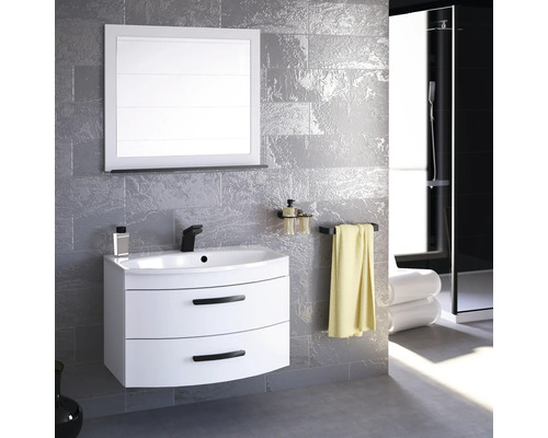 Kúpeľňa s umývadlovou skrinkou, zrkadlom, batériou a doplnkami