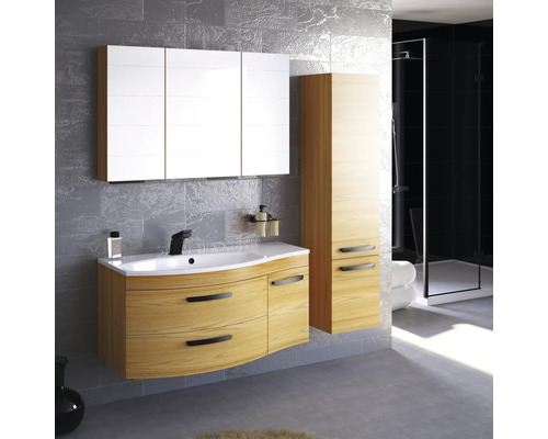 Moderná kúpeľňa s umývadlovou skrinkou, zrkadlovou skrinkou a vysokou skrinkou