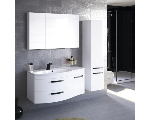 Moderná kúpeľňa s umývadlom, zrkadlovou skrinkou a vysokou skriňou na kúpeľňové vybavenie.