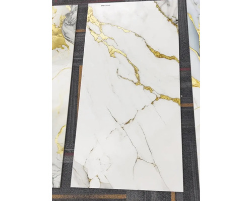 Dlaždica Brett Gold s mramorovým vzhľadom a zlatými akcentmi