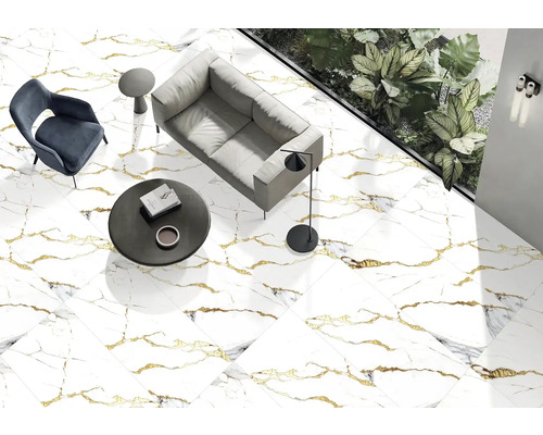 Interiér s podlahovými dlaždicami vzhľadu mramoru, pohovkou, kreslom a stolom