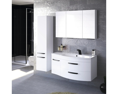 Kúpeľňa s bielym umývadlom, zrkadlovou skrinkou a vysokou skrinkou pred sivou stenou