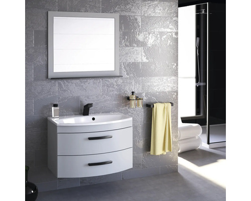 Moderná kúpeľňa s umývadlom, zrkadlom a držiakom na uteráky