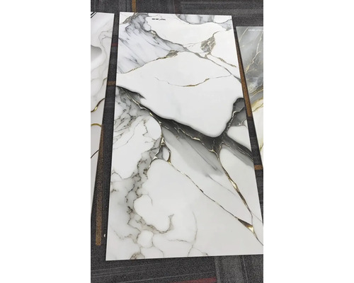 Dlaždice s mramorovým vzhľadom a zlatými akcentmi