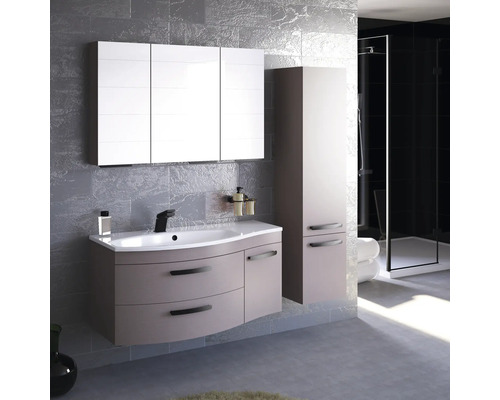 Kúpeľňa s umývadlovou skrinkou, zrkadlovou skrinkou a vysokou skrinkou