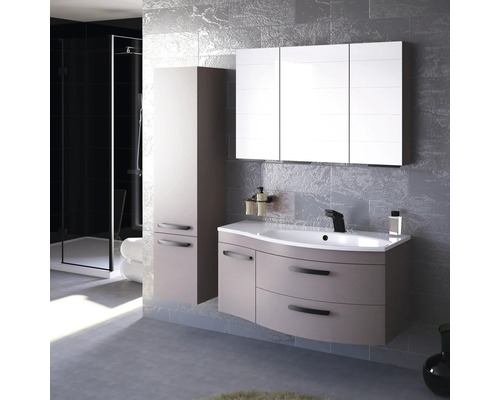 Moderná kúpeľňa s umývadlovou skrinkou, zrkadlovou skrinkou, vysokou skrinkou a sprchou