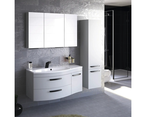 Kúpeľňa s bielou skrinkou pod umývadlo, zrkadlovou skrinkou, vysokou skriňou a sprchou