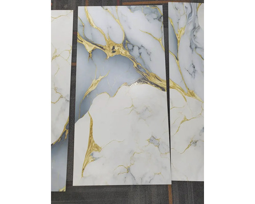 Dlaždice s mramorovým vzhľadom a zlatými akcentmi