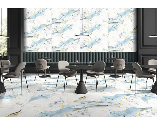 Interiér reštaurácie s dlaždicami so vzhľadom mramoru na podlahe aj stenách, stoly a stoličky