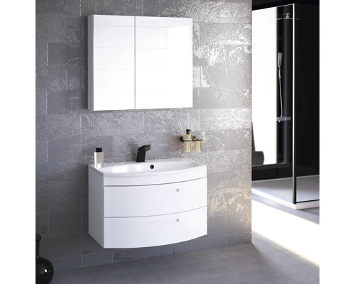 Kúpeľňa s umývadlovou skrinkou, umývadlom a zrkadlovou skrinkou