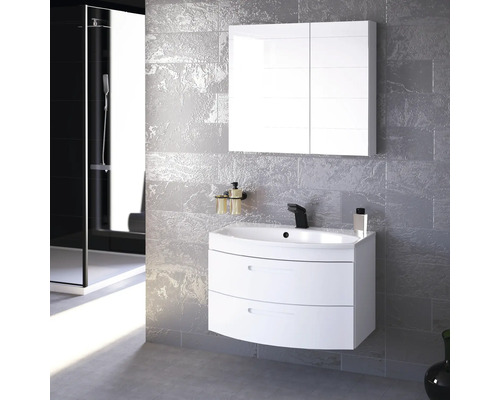 Kúpeľňa s bielou skrinkou pod umývadlo, umývadlom, zrkadlovou skrinkou a sprchou