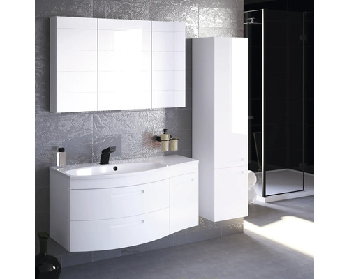 Moderná kúpeľňa s bielou skrinkou pod umývadlo, zrkadlovou skrinkou a vysokou skrinkou na sivej stene