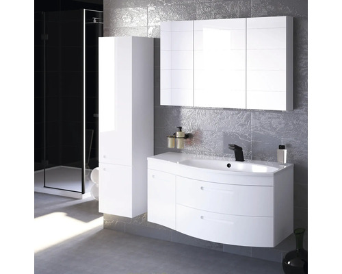 Moderná kúpeľňa s bielym umývadlom, zrkadlovou skrinkou a vysokou skrinkou.