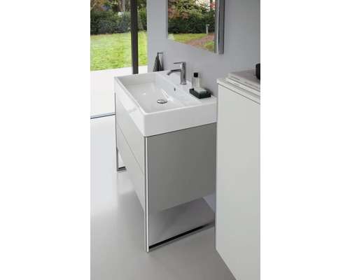 Kúpeľňa s umývadlovou skrinkou a umývadlom na dosku