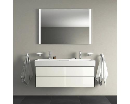 Kúpeľňa s dvojitým umývadlom, skrinkou, zrkadlom s osvetlením a uterákmi