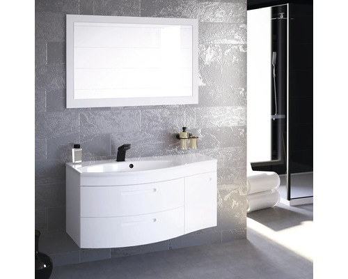 Kúpeľňa s bielou skrinkou pod umývadlo, zrkadlom a sivými dlaždicami