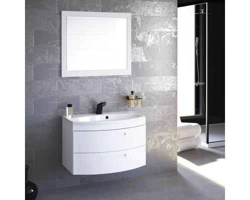 Moderná kúpeľňa s umývadlovou skrinkou, zrkadlom a sprchou