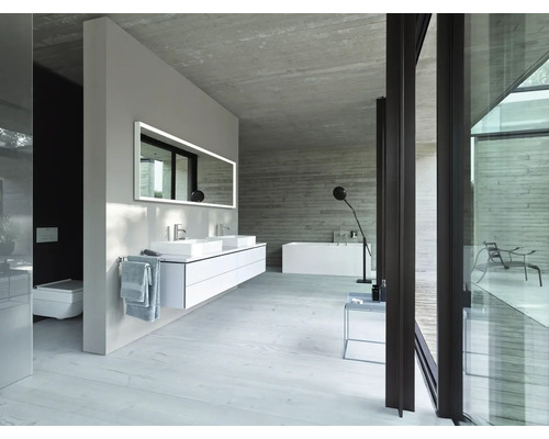 Moderná kúpeľňa s umývadlom, zrkadlom, vaňou a presklenou stenou