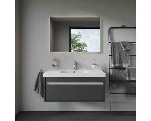 Moderná kúpeľňa s umývadlom, osvetleným zrkadlom a držiakom na uteráky