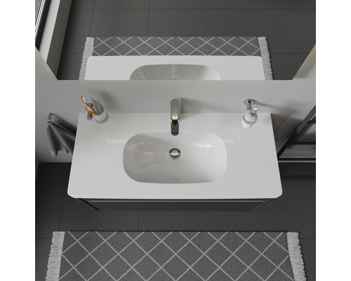 Pohľad zhora na kúpeľňové umývadlo s batériou a zrkadlom