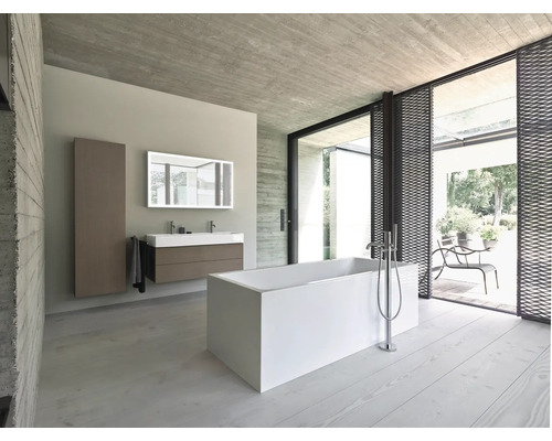 Svetlá kúpeľňa s vaňou, umývadlom, zrkadlom a prístupom do vonkajšieho priestoru