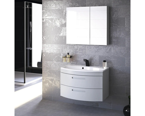 Kúpeľňa s umývadlovou skrinkou, zrkadlovou skrinkou a sprchou