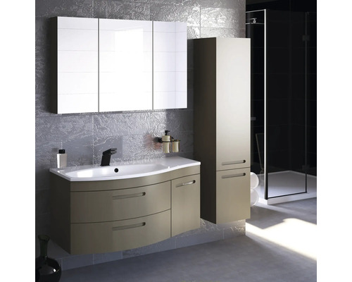 Moderná kúpeľňa s umývadlom, zrkadlovou skrinkou, vysokou skrinkou a sprchovacím kútom