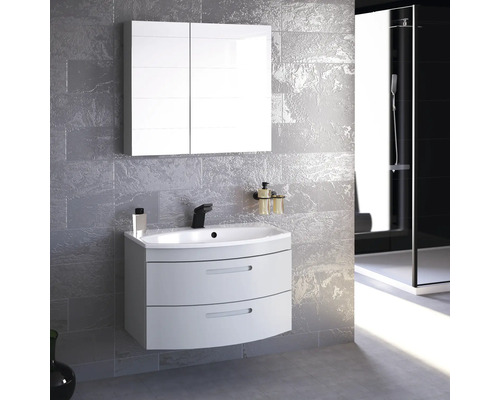 Kúpeľňa s umývadlovou skrinkou, umývadlom, zrkadlovou skrinkou a sprchou