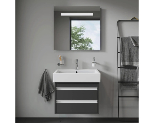 Moderná kúpeľňa s umývadlom, zrkadlom a držiakom na uteráky pre štýlové zariadenie