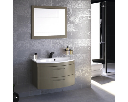 Moderná kúpeľňa s umývadlovou skrinkou, umývadlom, zrkadlom a sprchovacím kútom