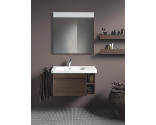 Kúpeľňa s umývadlovou skrinkou, zrkadlom a policami