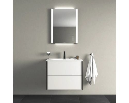 Kúpeľňa s umývadlovou skrinkou, zrkadlom s osvetlením, batériou a uterákom