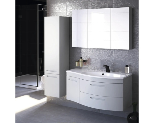 Kúpeľňa s umývadlovou skrinkou, zrkadlovou skrinkou, vysokou skrinkou a sprchou