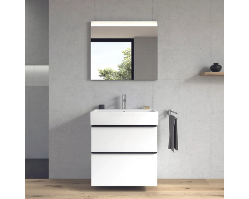 Moderná kúpeľňa s bielou umývadlovou skrinkou, zrkadlom a držiakom na uteráky