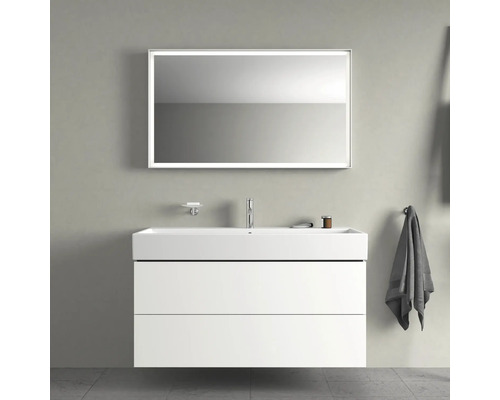 Moderná kúpeľňa s umývadlovou skrinkou, umývadlom, osvetleným zrkadlom, miskou na mydlo a držiakom na uteráky.