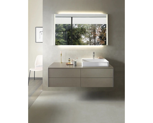 Moderná kúpeľňa s umývadlom, zrkadlom s osvetlením a doplnkami